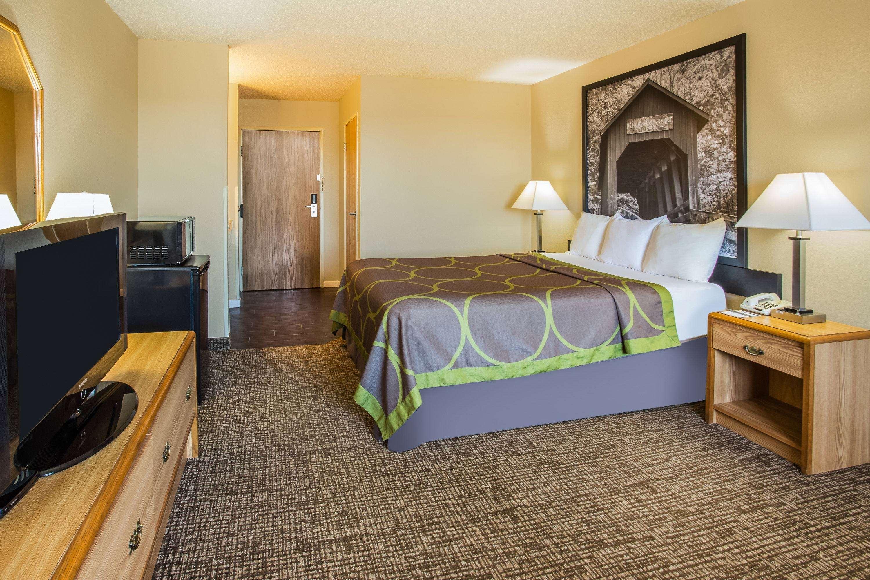 Super 8 By Wyndham Remington Hotel Eksteriør billede
