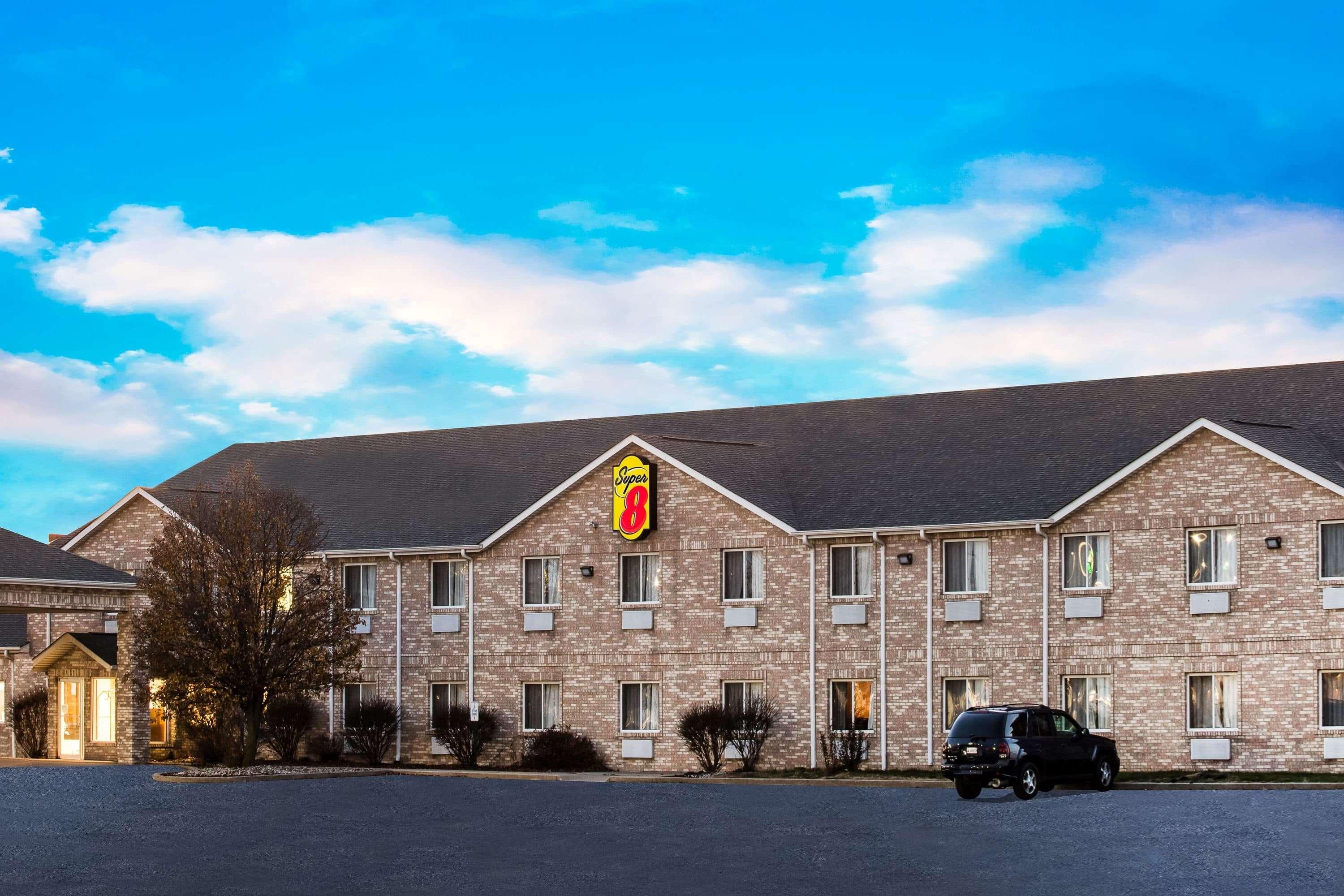 Super 8 By Wyndham Remington Hotel Eksteriør billede