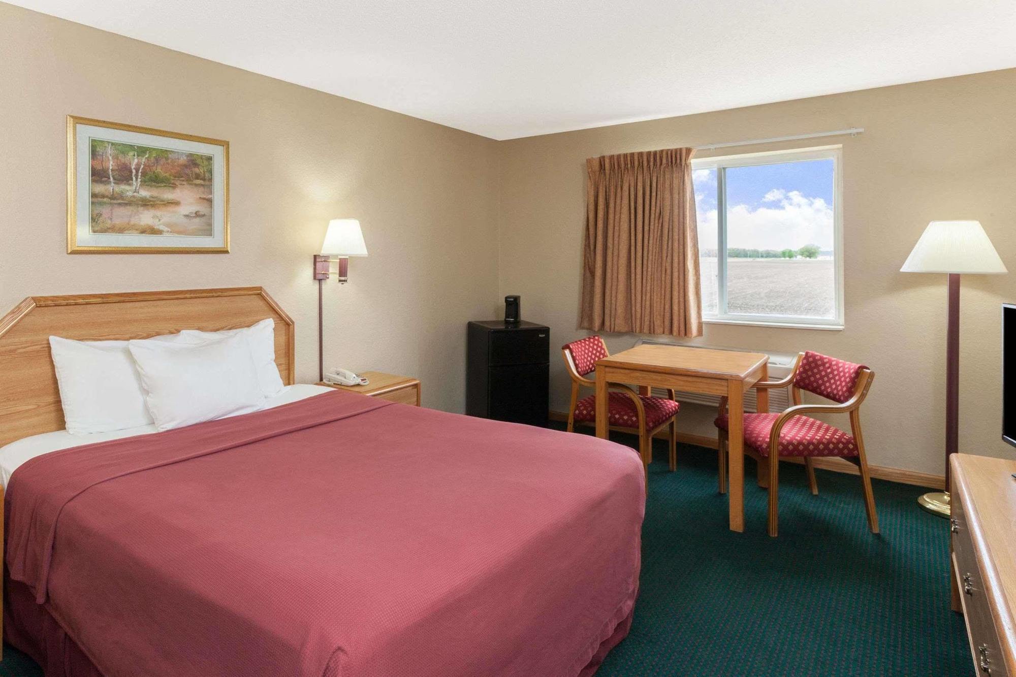 Super 8 By Wyndham Remington Hotel Eksteriør billede